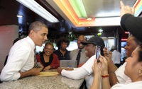 Как Барак Обама перекусывал куриными ножками (ФОТО)