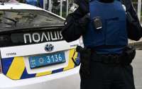 В Киеве мужчина забросал полицию обувью (видео)