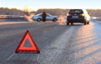 Автомобиль без водителя во Львове слетел в кювет и перевернулся