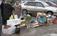 Перед Новым годом стихийные рынки все чаще возникают на автодорогах