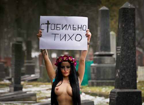 Голая активистка Femen потрясла грудью за ядерную безопасность: Общество: Мир: riosalon.ru