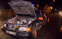 В Киеве пьяный водитель устроил аварию и уснул в машине полицейских