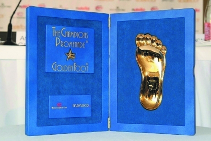 Золотая нога. Награда Золотая нога. Золотая нога 2012. Голден фут 2003. Golden foot кому вручается.