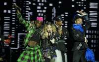 На Мадонну подали в суд за то, что женщины на ее концерте топлес имитировали половой акт