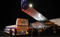 Самолет премьера Канады столкнулся с автобусом в аэропорту