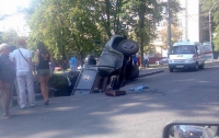 В Днепропетровске грузовик провалился под асфальт 