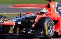 Блондинка  на российском болиде Marussia F1 нечаянно врезалась в стоящий у боксов тягач  