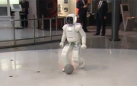 Обама играл в футбол с японским роботом ASIMO