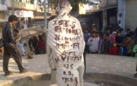На статуе Махатмы Ганди в Индии найдены предупреждения о терактах