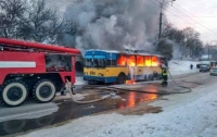 Троллейбус с людьми загорелся в Чернигове (ВИДЕО)