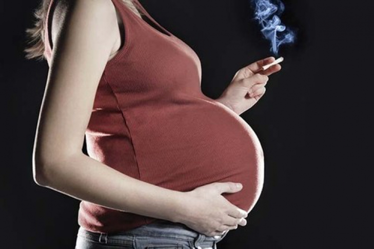 Беременная женщина курит и пьет фото