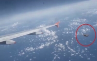 Пассажиру самолета удалось снять три НЛО, преследующих лайнер