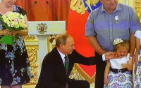 Путин довёл до слёз маленькую девочку