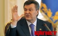Возлагая цветы к памятнику князю Владимиру, Янукович держался в 3 метрах от венка