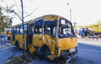 ДТП в Киеве: На Лукьяновке маршрутка снесла столб, есть пострадавшие (видео)