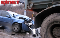 В Киеве на Протасовом Яру водитель Chevrolet врезался в грузовик(ВИДЕО)